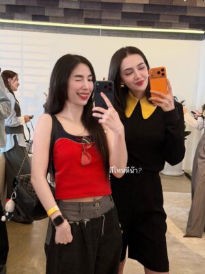 Butsakon Tantiphana Instagram - iPhone 17📱 touched down BKK last night!!
🇹🇭WELCOME to THAILAND🇹🇭
เมื่อคืนพวกเราได้สัมผัสและทดลองใช้ iPhone 17 เป็นกลุ่มแรกๆในประเทศไทยเลยค่ะ ก็เลยตื่นเต้นกันอย่างที่เห็นค๊าา555😆🤳🏼
#HongmanopHome #เปิดบ้านหงษ์มานพ