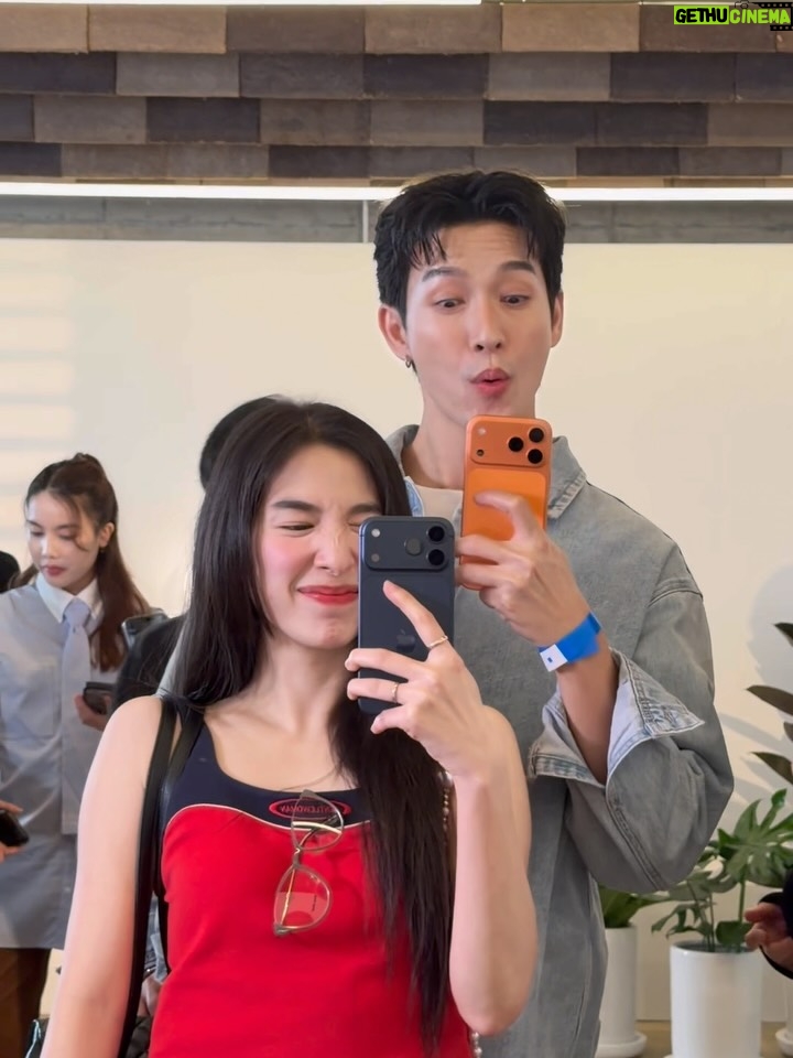 Butsakon Tantiphana - 19.6K Likes - iPhone 17📱 touched down BKK last night!! 
🇹🇭WELCOME to THAILAND🇹🇭
เมื่อคืนพวกเราได้สัมผัสและทดลองใช้ iPhone 17 เป็นกลุ่มแรกๆในประเทศไทยเลยค่ะ ก็เลยตื่นเต้นกันอย่างที่เห็นค๊าา555😆🤳🏼

#HongmanopHome #เปิดบ้านหงษ์มานพ