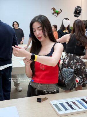 Butsakon Tantiphana Instagram - iPhone 17📱 touched down BKK last night!!
🇹🇭WELCOME to THAILAND🇹🇭
เมื่อคืนพวกเราได้สัมผัสและทดลองใช้ iPhone 17 เป็นกลุ่มแรกๆในประเทศไทยเลยค่ะ ก็เลยตื่นเต้นกันอย่างที่เห็นค๊าา555😆🤳🏼
#HongmanopHome #เปิดบ้านหงษ์มานพ