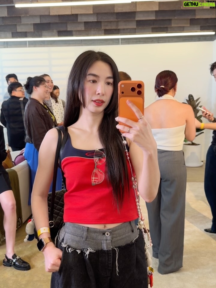 Butsakon Tantiphana - 19.6K Likes - iPhone 17📱 touched down BKK last night!! 
🇹🇭WELCOME to THAILAND🇹🇭
เมื่อคืนพวกเราได้สัมผัสและทดลองใช้ iPhone 17 เป็นกลุ่มแรกๆในประเทศไทยเลยค่ะ ก็เลยตื่นเต้นกันอย่างที่เห็นค๊าา555😆🤳🏼

#HongmanopHome #เปิดบ้านหงษ์มานพ