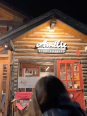 Candela Ruggeri Instagram - Holaaa! Cómo andan ? Quedaba pendiente mostrarles esto: la gastronomĆa en VLA
1- @ameliefondueyresto : La fondue acĆ” es la protagonista šš¼ pedimos una ahumada tremenda y hay opción veggie ( asĆ que yo chocha ). Las entradas increĆbles y me faltó probar la fondue de chocolate, no llegamos š
2- @nanuko.cerveceria : Es un barcito muy pintorezco, comĆ un risotto de calabaza que me encantó y muy buen vino š·
3- @patagoniachopchop : Un restaurante de hace mĆ”s de 20 aƱos, atendido por sus dueƱos amorosos ! Las entradas son un mangar y probĆ© los mejor canelones de verdura šš¼
4- @bravacafe__ : Un barcito para desayunar o almorzar, tiene una vista muy hermosa al lago Nahuel Huapi. Comimos unos sanguches muy muy ricos. El mĆo veggie de berenjenas 10/10
5- @delfina.restaurant : Un restaurante con huerta propia, eso ya me gustó. Los buƱelos de espinaca mis favs sin dudas š«¶š¼
5- @tintobistro : Este restaurante me lo habĆan recomendado y literal todos tenĆan razón. Lo primero que me gustó fue que en las mesas habĆa manteles de papel y un vasito con crayones para dibujar, jugar o dejar un lindo mensaje. Vita estuvo chocha toda la cena y logramos 0 tecnologĆa que a veces cenando afuera se complica š« . La comida excelente y hay mil opciones para los veggies como yo š