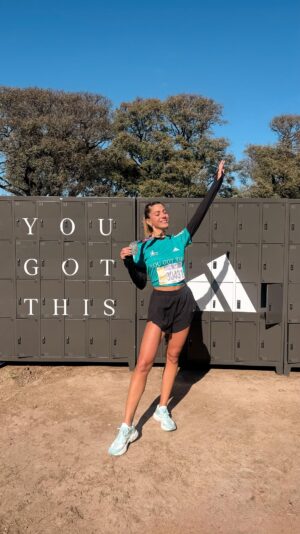 Candela Ruggeri Instagram - 21kš
estoy tan tan emocionada por esta carrera. Fue un desafĆo, me propuse hacer mejor tiempo que el aƱo pasado y lo logrĆ© š„¹ 1:57:36 ritmo 5:30 ! Fue mucho esfuerzo, no fue fĆ”cil, horas entrenando, fines de semana dedicados a correr y acĆ” estoy, feliz de haberlo hecho. Saben que es lo mĆ”s lindo? Que lo hice para mi y estoy orgullosa de decirlo. Les juro que es un sentimiento que no les puedo explicar, ojalĆ” todos puedan hacer una carrera en sus vidas, de los kilómetros que puedan, pero propónganselo y hĆ”ganlo que la recompensa es Ćŗnica !
Y ahora si, les quiero agradecer a: @headcoachjavier por tener fe en mĆ, por exigirme al mĆ”ximo y haber sacado lo mejor de mĆ siempre te quiero amigo! Y a @meryarguello_ por correrla conmigo, fuiste la mejor compa que me pudo haber tocado š y gracias @adidasar por siempre confiar en mĆ šŖš¼ y a @garminargentina por acompaƱarme estos 21k , mi mejor compaƱero āļøšš¼