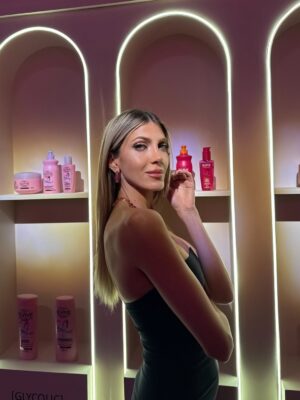 Candela Ruggeri Instagram - Ahora siiii š Lanzamiento DREAM LISO š @lorealparis ya lo probaron ???
Thanks
St. @giulguagninist
Joyas @swarovski_argentina
H @rodrigomesina
M @celesteuria
Dress @eltesoroargentina