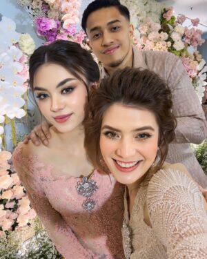 Carissa Putri Instagram - Shalva & Akbar’s Engagement Day 💍
Semoga dilancarkan terus sampe pernikahan ya💜
So happy for you guys 🫶🫶