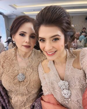 Carissa Putri Instagram - Shalva & Akbar’s Engagement Day 💍
Semoga dilancarkan terus sampe pernikahan ya💜
So happy for you guys 🫶🫶
