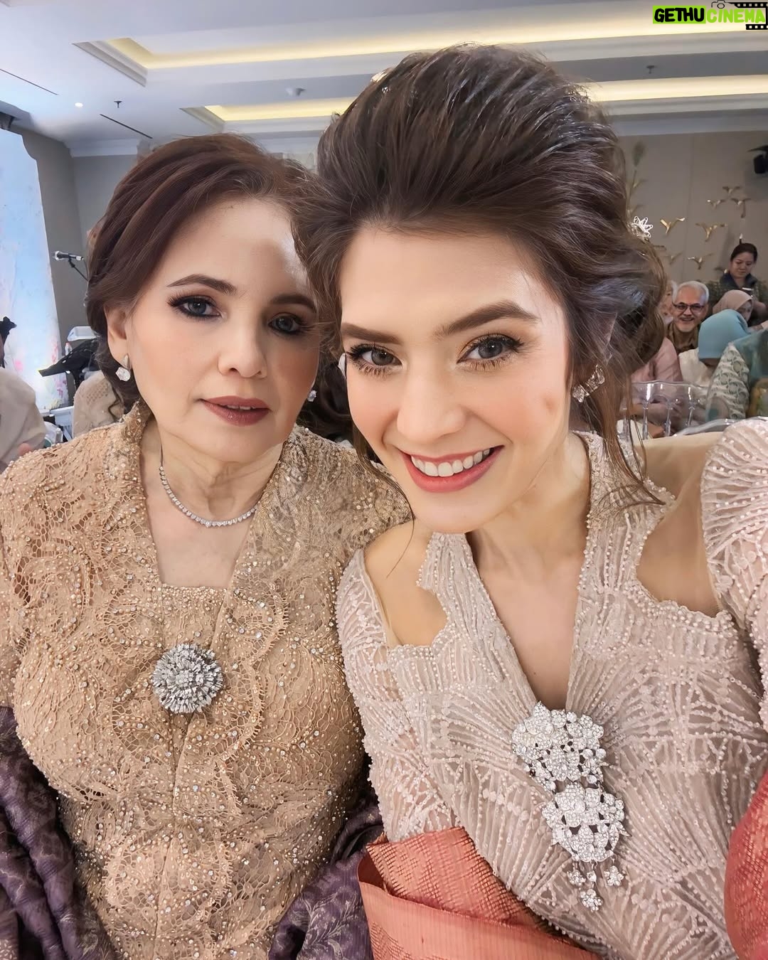 Carissa Putri - 31.3K Likes - Shalva & Akbar’s Engagement Day 💍
Semoga dilancarkan terus sampe pernikahan ya💜
So happy for you guys 🫶🫶