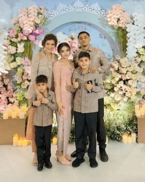 Carissa Putri Instagram - Shalva & Akbar’s Engagement Day 💍
Semoga dilancarkan terus sampe pernikahan ya💜
So happy for you guys 🫶🫶