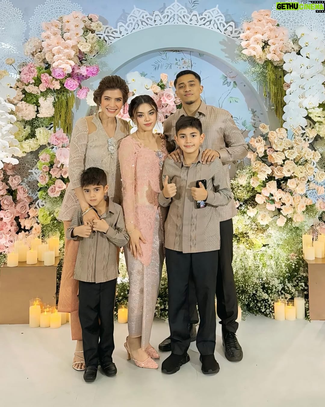 Carissa Putri - 31.3K Likes - Shalva & Akbar’s Engagement Day 💍
Semoga dilancarkan terus sampe pernikahan ya💜
So happy for you guys 🫶🫶