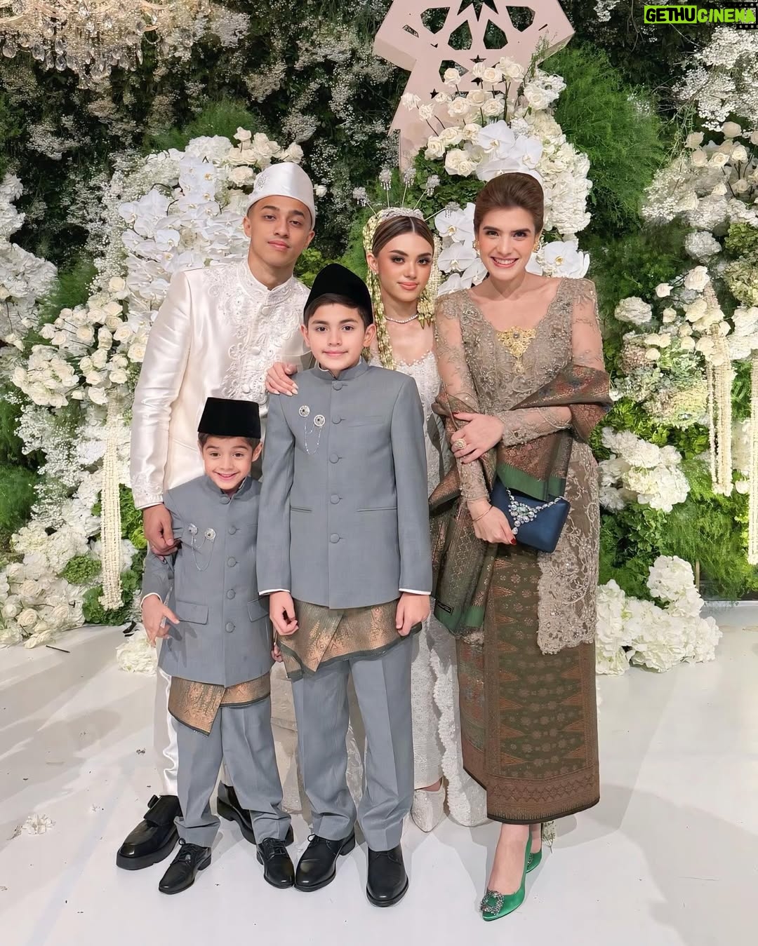 Carissa Putri - 21.8K Likes - Akad Nikah Akbar and Shalva 💍👰‍♀️
Kaka Shalva yang selalu jadi rebutan sepupunya, We love you Kaka Shalva 🩷🩷