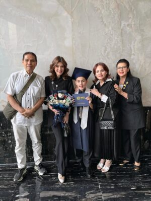 Carissa Putri Instagram - You did it,Q! 👨🎓
Bye elementary… Hello middle school😍
Congratulations on reaching this milestone. Chasing a dream requires hard work, passion, and many sacrifices. Keep reaching for the stars, Q ⭐️⭐️⭐️
We love you so much
🩷🩷🩷🩷🩷
