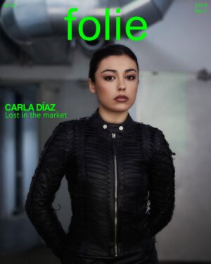 Carla Díaz Instagram - COVER STORY w/ CARLA DÍAZ
.
Teníamos muchas ganas de conocer a una de las actrices referente del cine patrio, Carla Díaz (19 de julio de 1998, Madrid, España). La que fuese uno de los personajes más queridos en el drama adolescente, “Élite”, vuelve a la escena con dos películas que nos han dejado sin habla: “Ocho” y “Delicious”. En las dos nos demuestra sus grandes dotes interpretativas y nos lleva a pensar que no hay reto que no pueda superar.
Pero además de su imparable carrera como actriz, hemos querido conocer a la persona tras el personaje. Carla nos ha mostrado a una mujer que lucha porque la inocencia de los más pequeños se vea intacta y nos ha demostrado que es mucho más de lo que se ve a simple vista.
.
.
LINK IN BIO
.
TEAM
Talent @imcarladiaz
Photographer @adrian_nucelaar
Photo Ass @viictorgm_
Stylist @enolamola
Stylist Ass @stylingbysanchez
MUAH @mimigomezmuah
HAIR @beapintado
Editor in Chief @pabloaragon
THANKS TO
@dypcomunicacion
@mercadodesanfernando
@borial_management
@isa.ayuso