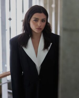 Carla Díaz Instagram - COVER STORY w/ CARLA DÍAZ
.
Teníamos muchas ganas de conocer a una de las actrices referente del cine patrio, Carla Díaz (19 de julio de 1998, Madrid, España). La que fuese uno de los personajes más queridos en el drama adolescente, “Élite”, vuelve a la escena con dos películas que nos han dejado sin habla: “Ocho” y “Delicious”. En las dos nos demuestra sus grandes dotes interpretativas y nos lleva a pensar que no hay reto que no pueda superar.
Pero además de su imparable carrera como actriz, hemos querido conocer a la persona tras el personaje. Carla nos ha mostrado a una mujer que lucha porque la inocencia de los más pequeños se vea intacta y nos ha demostrado que es mucho más de lo que se ve a simple vista.
.
.
LINK IN BIO
.
TEAM
Talent @imcarladiaz
Photographer @adrian_nucelaar
Photo Ass @viictorgm_
Stylist @enolamola
Stylist Ass @stylingbysanchez
MUAH @mimigomezmuah
HAIR @beapintado
Editor in Chief @pabloaragon
THANKS TO
@dypcomunicacion
@mercadodesanfernando
@borial_management
@isa.ayuso