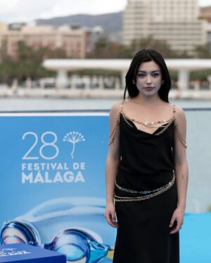 Carla Díaz Instagram - El sábado presentamos “8” en el @festivalmalaga y el viernes 21 estrenamos en cines🤍
@juliomedemfilm @morenafilms @borial_management
Stylist: @maria_bernad
@jeanpaulgaultier @cotoelena
@rabanne
@jimmychoo
@aristocrazy
Makeup @_chingisabella
@narsissist @kerastase_official