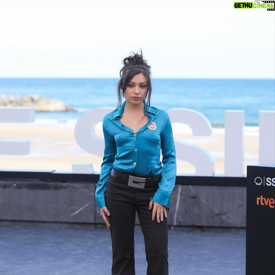 Carla Díaz - 11.4K Likes - Ayer estrenamos @larutaserie en @sansebastianfes y el 26 de Octubre es vuestra en @atresplayer 🩵

…

Stylist @maria_bernad @gucci archive 
Hair @yosbaute @dyson_es @one__offartists 
Makeup @veroluna.makeup @diorbeauty 
Photo @eduardorawdriguez 
👫 @borjavera @borial_management