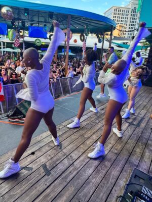 Carla Perez Instagram - Florida nunca decepciona🇺🇸
1 Xanddy Samba & Summer pra história ❤️🔥
💙 @xanddy , já te falei hoje, que sou sua fã n°01? 🫶🏻
Que show!?! Que entrega!?! Que delícia!?!
#XanddySambaESummer
#XanddyHarmonia
#Labubu
#TêbêTê #ᴛʙᴛ