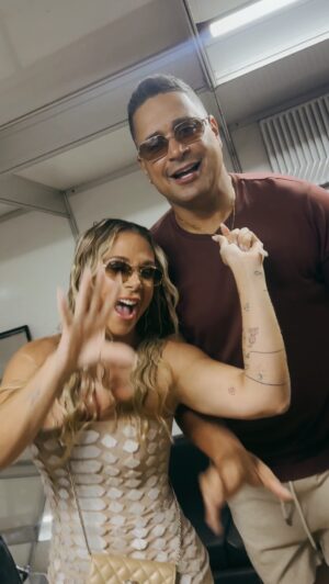 Carla Perez Instagram - Sextou eu quase apanhando , @nadsonferinhaof .👀😅 Ela não esperava esse final.🤣
Meu amor @carlaperez , ninguém aqui vai passar mal.🥰
Mas nós queremos saber: Quem aí tá curtindo a música #LadoCachorro ?🐶
#Xanddy #NadsonFerinha