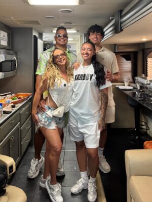 Carla Perez Instagram - Florida nunca decepciona🇺🇸
1 Xanddy Samba & Summer pra história ❤️🔥
💙 @xanddy , já te falei hoje, que sou sua fã n°01? 🫶🏻
Que show!?! Que entrega!?! Que delícia!?!
#XanddySambaESummer
#XanddyHarmonia
#Labubu
#TêbêTê #ᴛʙᴛ