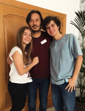 Carlota Boza Instagram - Hoy se cumplen 18 aƱos desde que se estreno el primer capĆtulo de @la_queseavecina, la serie que me ha criado. š
Agradecida eternamente a los creadores de toda esta locura, gracias @alber_caballero y @lauracaballero_ por dejarme formar parte de esta familia durante tantos tantos aƱos! š¤
Y por supuesto, gracias a todos mis compaƱeros! Son los mejores!šļø