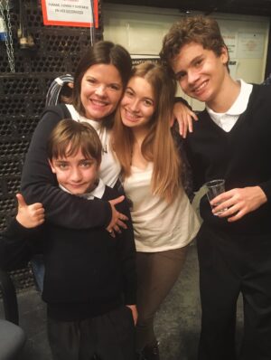 Carlota Boza Instagram - Hoy se cumplen 18 aƱos desde que se estreno el primer capĆtulo de @la_queseavecina, la serie que me ha criado. š
Agradecida eternamente a los creadores de toda esta locura, gracias @alber_caballero y @lauracaballero_ por dejarme formar parte de esta familia durante tantos tantos aƱos! š¤
Y por supuesto, gracias a todos mis compaƱeros! Son los mejores!šļø