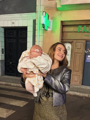 Carlota Boza Instagram - Hoy se cumplen 18 aƱos desde que se estreno el primer capĆtulo de @la_queseavecina, la serie que me ha criado. š
Agradecida eternamente a los creadores de toda esta locura, gracias @alber_caballero y @lauracaballero_ por dejarme formar parte de esta familia durante tantos tantos aƱos! š¤
Y por supuesto, gracias a todos mis compaƱeros! Son los mejores!šļø