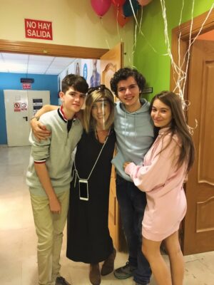 Carlota Boza Instagram - Hoy se cumplen 18 aƱos desde que se estreno el primer capĆtulo de @la_queseavecina, la serie que me ha criado. š
Agradecida eternamente a los creadores de toda esta locura, gracias @alber_caballero y @lauracaballero_ por dejarme formar parte de esta familia durante tantos tantos aƱos! š¤
Y por supuesto, gracias a todos mis compaƱeros! Son los mejores!šļø