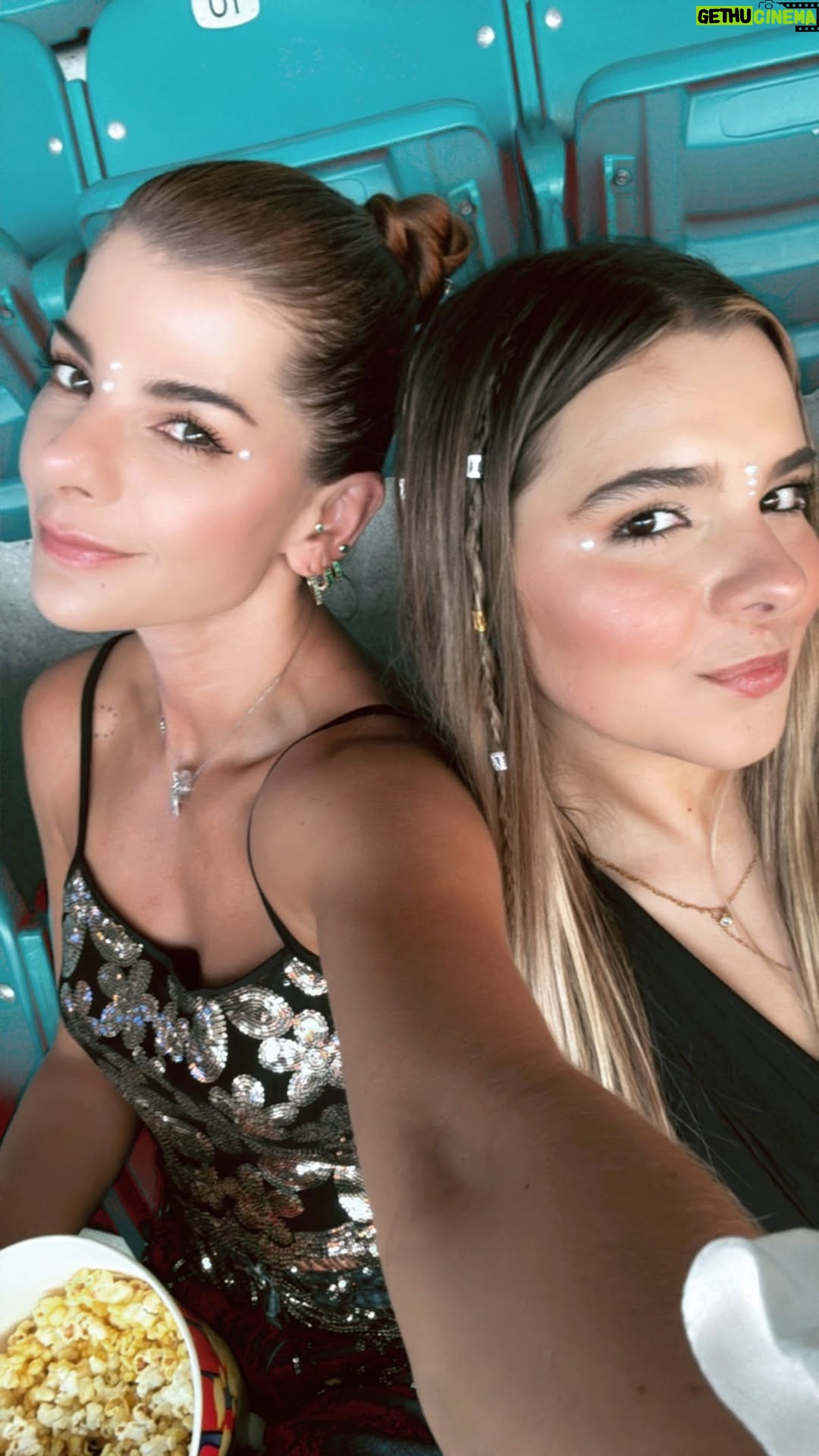 Carolina Cruz - 59.4K Likes - Hace unos días les subí una historia con la marca de maquillaje y brochas, que estoy utilizando hace varias semanas para mi día a día. 
Aquí en Miami  logramos con @gabycruzzafra hacer este contenido para hablarles de la marca y que puedan conocerla y usarla es: @farmasicolombia @farmasiofficial @marthatobonofficial @ginaarangolemos @angieal_2930 en mis historias les voy a dejar el link ❤️