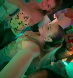 Carolina Cruz Instagram - El año pasado Gaby me llamo y me dijo que quería de regalo de cumpleaños, es la niña más juiciosa, más pila, más amorosa y buena hija….casi un año después, aquí estamos juntas, disfrutando de este regalo de la vida las dos ❤️
Te Amo Mi Amor… @gabycruzzafra
Después de lo de ayer creo que pocas cosas pueden superar ese show, la energía, la vibra y la razón de ese espectáculo, @coldplay hace música, gira y show con un propósito que te deja sin palabras y con los pelos de punta las dos horas ❤️🔥
Mi look divino de @avrilfh__ 💛