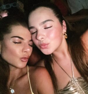 Carolina Cruz Instagram - El año pasado Gaby me llamo y me dijo que quería de regalo de cumpleaños, es la niña más juiciosa, más pila, más amorosa y buena hija….casi un año después, aquí estamos juntas, disfrutando de este regalo de la vida las dos ❤️
Te Amo Mi Amor… @gabycruzzafra
Después de lo de ayer creo que pocas cosas pueden superar ese show, la energía, la vibra y la razón de ese espectáculo, @coldplay hace música, gira y show con un propósito que te deja sin palabras y con los pelos de punta las dos horas ❤️🔥
Mi look divino de @avrilfh__ 💛
