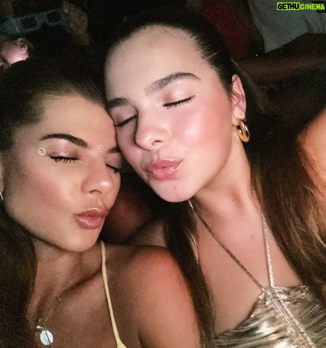 Carolina Cruz - 45K Likes - El año pasado Gaby me llamo y me dijo que quería de regalo de cumpleaños, es la niña más juiciosa, más pila, más amorosa y buena hija….casi un año después, aquí estamos juntas, disfrutando de este regalo de la vida las dos ❤️
Te Amo Mi Amor… @gabycruzzafra 
Después de lo de ayer creo que pocas cosas pueden superar ese show, la energía, la vibra y la razón de ese espectáculo, @coldplay hace música, gira y show con un propósito que te deja sin palabras y con los pelos de punta las dos horas ❤️‍🔥
Mi look divino de @avrilfh__ 💛