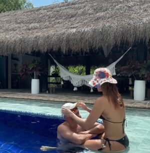Carolina Cruz Instagram - RENACER todos los días para MERECER desde el amor, en compañía siempre de las ALMAS que se reconocen ❤️ @jamil_farah @mmelyeye #Amigos