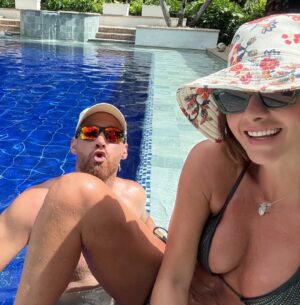Carolina Cruz Instagram - RENACER todos los días para MERECER desde el amor, en compañía siempre de las ALMAS que se reconocen ❤️ @jamil_farah @mmelyeye #Amigos