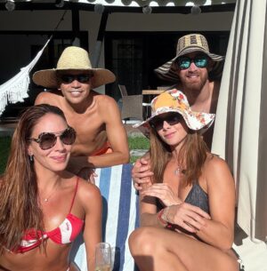 Carolina Cruz Instagram - RENACER todos los días para MERECER desde el amor, en compañía siempre de las ALMAS que se reconocen ❤️ @jamil_farah @mmelyeye #Amigos