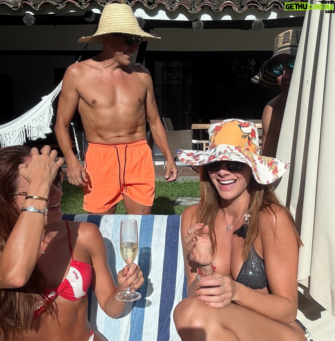 Carolina Cruz - 61.5K Likes - RENACER todos los días para MERECER desde el amor, en compañía siempre de  las ALMAS  que se  reconocen ❤️ @jamil_farah @mmelyeye #Amigos