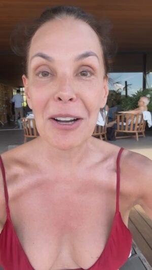 Carolina Ferraz Instagram - De cara limpa e coração quente pra desejar toda sorte do mundo para nossa queridíssima @oficialfernandatorres nessa noite histórica!! Vai com tudo Nanda o Brasil inteiro está com vc essa noite cheia de significados pra nós brasileiros que ainda estamos aqui, que existimos e somos a resistência!! Só mesmo a arte pra mostrar o tamanho da nossa grandeza ❤️❤️❤️❤️ Parabéns para @waltersalles_oficial @marcelorubenspaiva e todos os atores e equipe maravilhosos que fizeram “Ainda Estou Aqui”, já conseguiram um feito inédito!! Muita sorte hoje a noite!! 🎉🔥🌈💥🍀