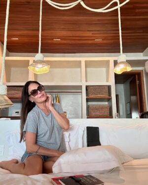 Carolina Ferraz Instagram - Foram dias lindos de muito sol, novas amizades, caminhadas, leitura e comida boa!! Muito feliz em conhecer esse lugar lindo da nossa costa, lugar pra voltar muitas vezes. ❤️❤️❤️