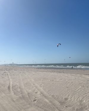 Carolina Ferraz Instagram - Foram dias lindos de muito sol, novas amizades, caminhadas, leitura e comida boa!! Muito feliz em conhecer esse lugar lindo da nossa costa, lugar pra voltar muitas vezes. ❤️❤️❤️