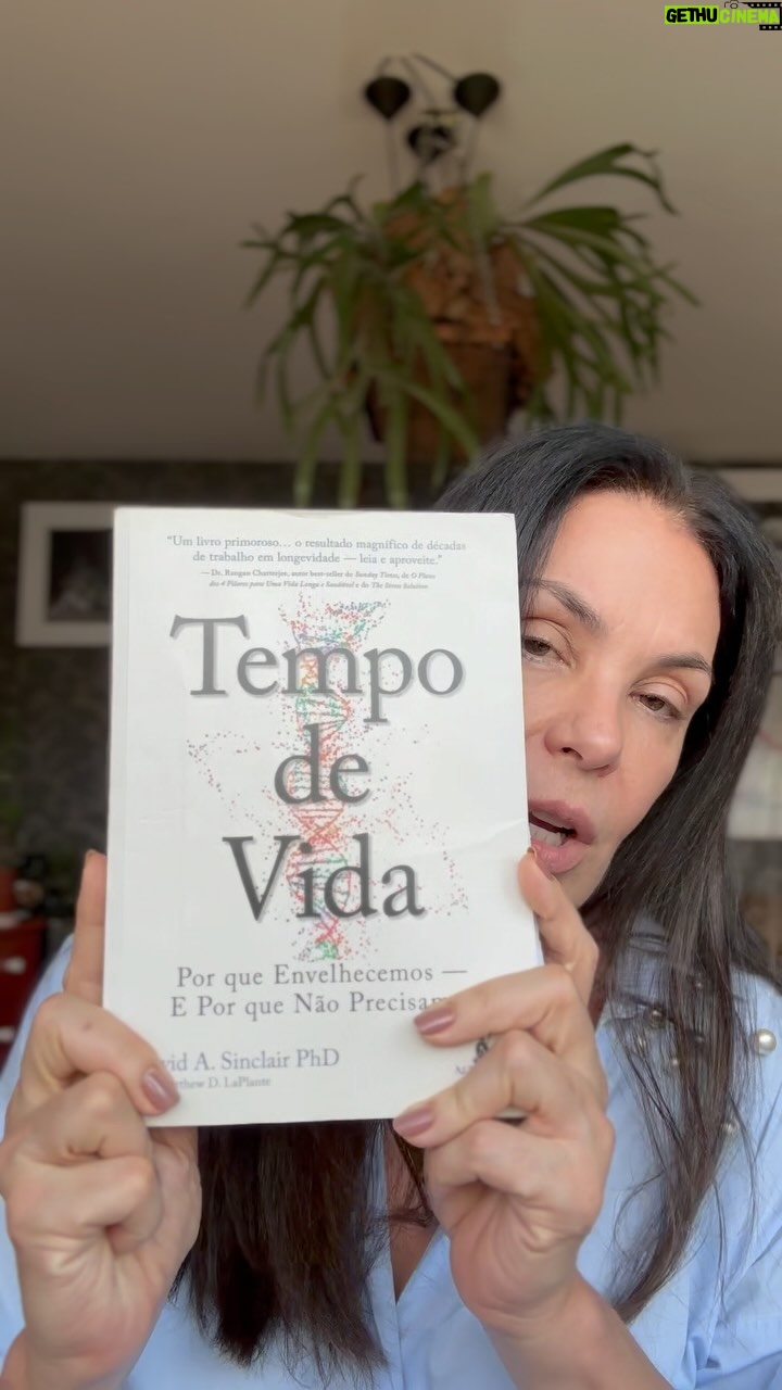 Carolina Ferraz - 91.2K Likes - Tenho lido muito sobre longevidade e qualidade de vida. Ultimamente esse é meu “assunto”. Quero entender o impacto dos alimentos no meu corpo e metabolismo! Quero aprender a manter minha mente e corpo saudáveis através de exercícios e estilo de vida, comendo alimentos que fortaleçam minha saúde e vitalidade.
Se esse assunto te interessa se liga nessas três dicas acima, são três grandes mestres no assunto, que abordam o tema de uma forma atual e moderna.
Espero que gostem!
Os autores são, em ordem de aparição:
@davidsinclair_phd -  @peterattiamd -  @drwilliamli