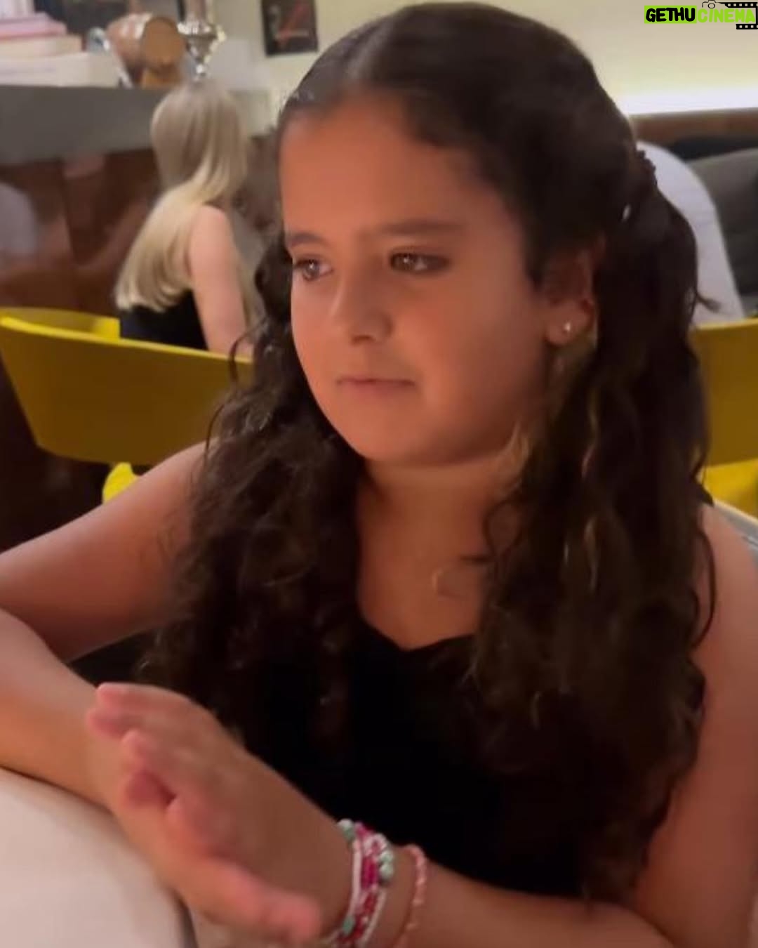 Carolina Ferraz - 20.9K Likes - A gente vai ficando mais velha vai ficando mais “coração mole”, rs. Foi uma celebração pequena e cheia de carinho! Nem acredito que minha está tão linda, lúcida e cheia de energia desse jeito aos 85 anos. Que seja um ano lindo e que vc esteja sempre comigo. Obrigada mãe ❤️❤️