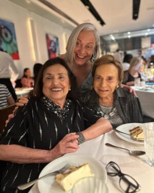Carolina Ferraz Instagram - A gente vai ficando mais velha vai ficando mais “coração mole”, rs. Foi uma celebração pequena e cheia de carinho! Nem acredito que minha está tão linda, lúcida e cheia de energia desse jeito aos 85 anos. Que seja um ano lindo e que vc esteja sempre comigo. Obrigada mãe ❤️❤️