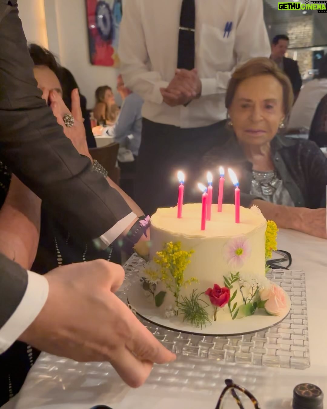 Carolina Ferraz - 20.9K Likes - A gente vai ficando mais velha vai ficando mais “coração mole”, rs. Foi uma celebração pequena e cheia de carinho! Nem acredito que minha está tão linda, lúcida e cheia de energia desse jeito aos 85 anos. Que seja um ano lindo e que vc esteja sempre comigo. Obrigada mãe ❤️❤️
