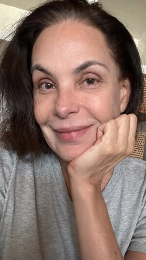 Carolina Ferraz Instagram - A gente emagrece, a gente envelhece, a gente engorda, a gente tem menopausa, a gente amadurece… E a vida segue. Bjo grande 😘