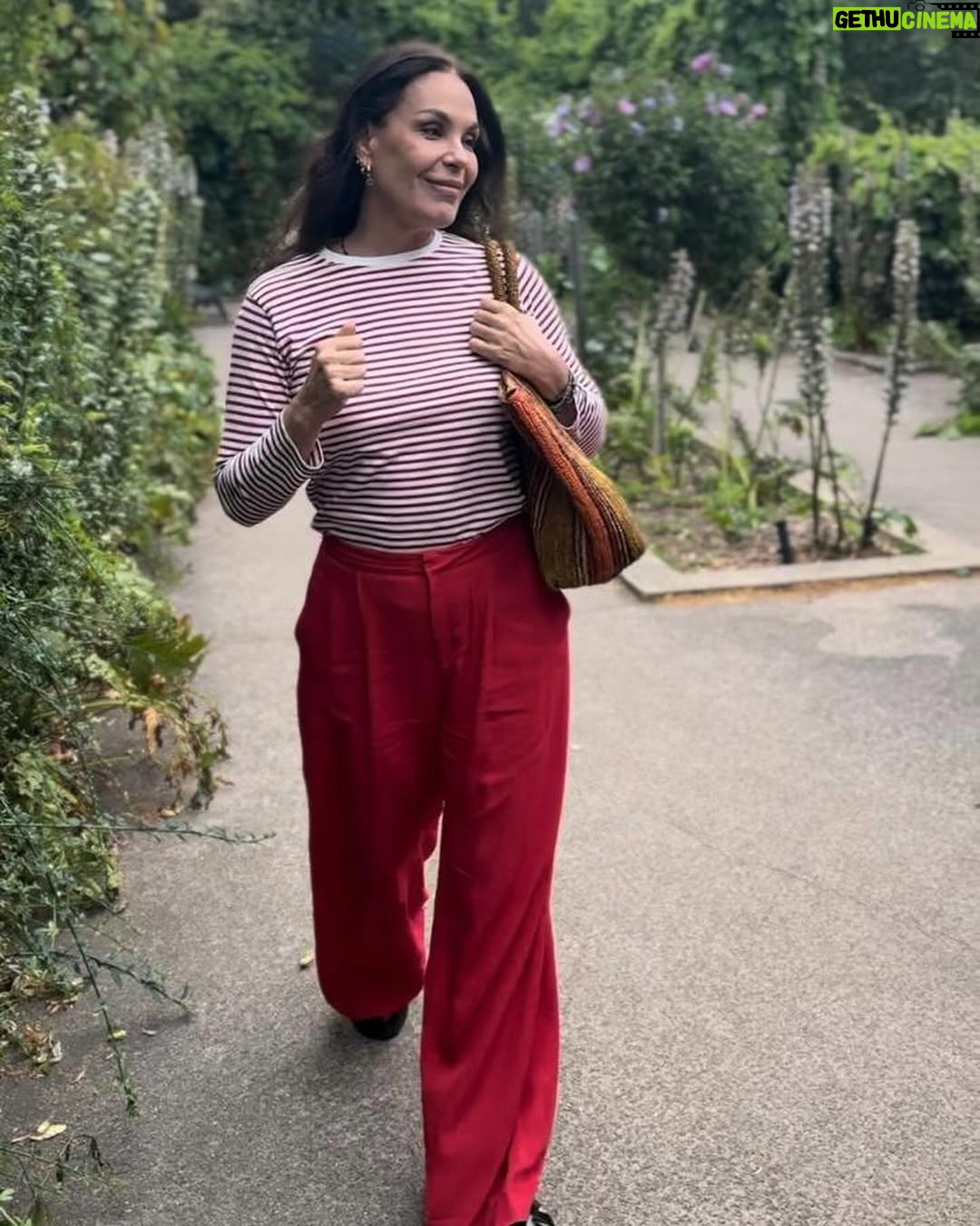 Carolina Ferraz - 34.4K Likes - Semaninha que passei fora e fiz um pouco de tudo o que gosto, andei muito, encontrei amigos, trabalhei e me diverti, tudo isso em Paris que é uma das cidades que mais amo. ❤️
