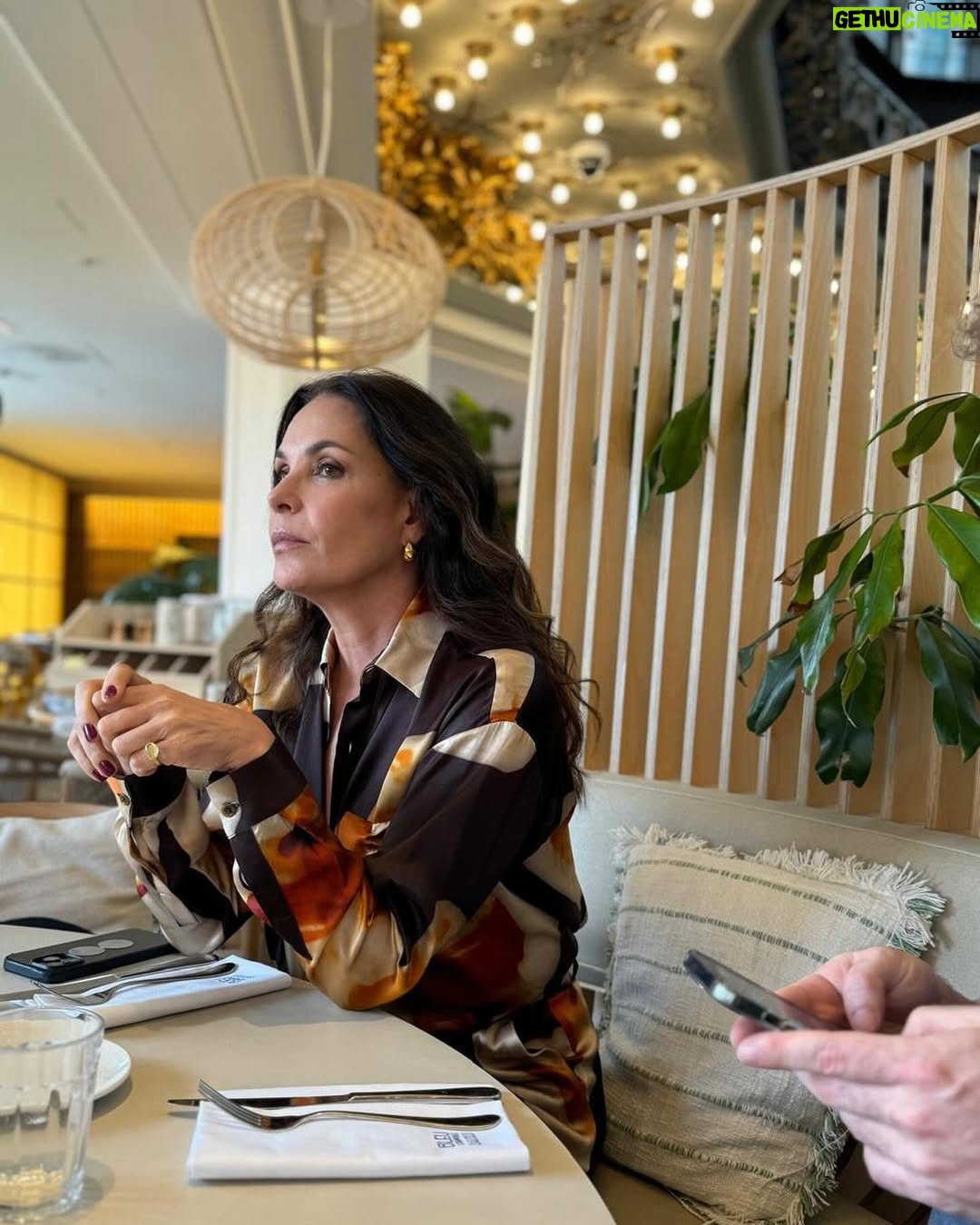 Carolina Ferraz - 34.4K Likes - Semaninha que passei fora e fiz um pouco de tudo o que gosto, andei muito, encontrei amigos, trabalhei e me diverti, tudo isso em Paris que é uma das cidades que mais amo. ❤️