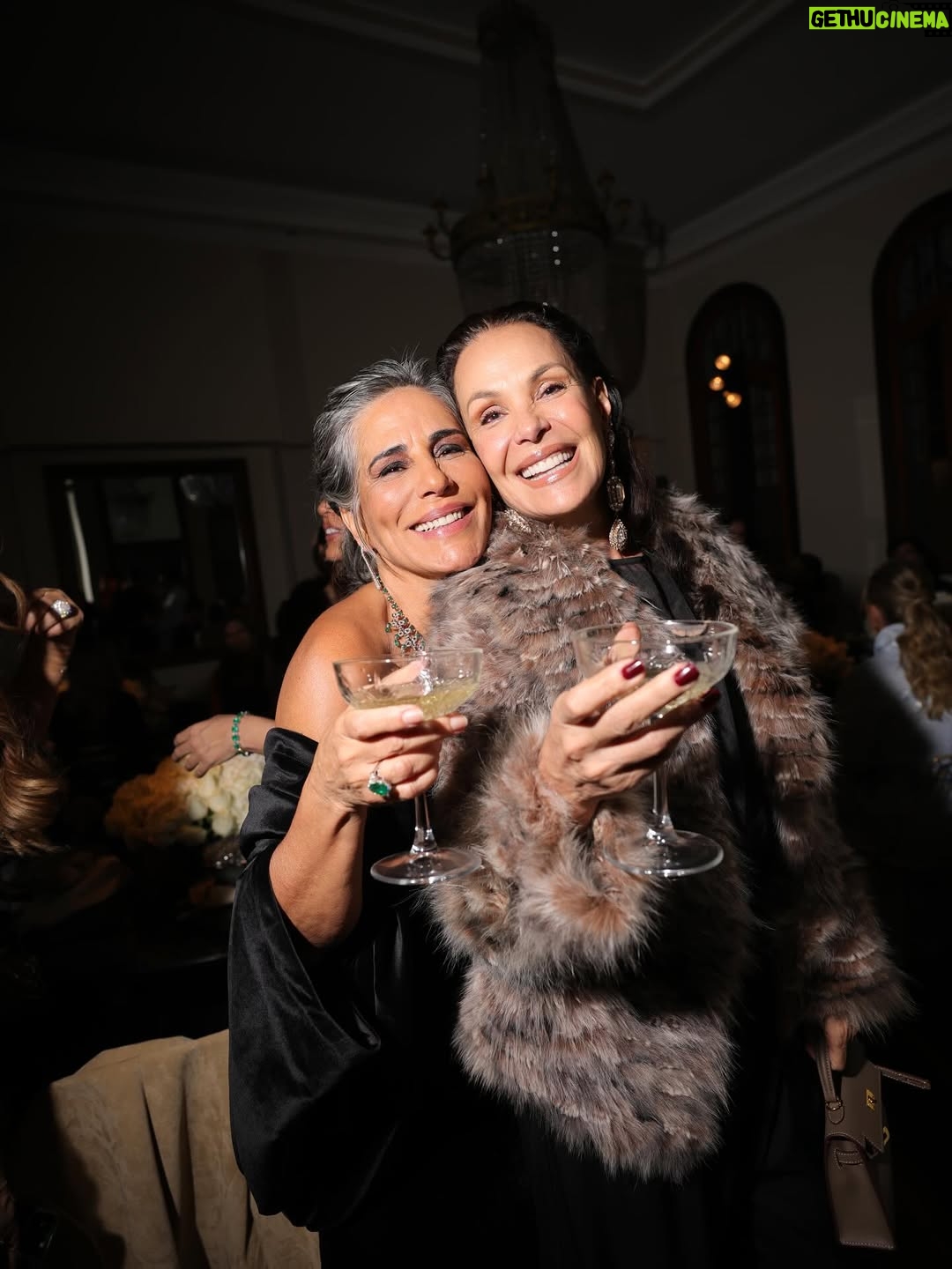 Carolina Ferraz - 50.5K Likes - Ontem foi aniversário dela, sempre linda! Parabéns Anttonia querida, que seu novo ano seja surpreendente. Festa deliciosa!!