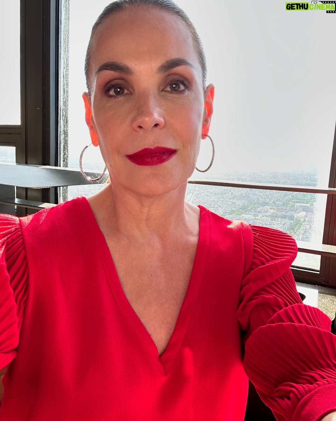 Carolina Ferraz - 34.4K Likes - Semaninha que passei fora e fiz um pouco de tudo o que gosto, andei muito, encontrei amigos, trabalhei e me diverti, tudo isso em Paris que é uma das cidades que mais amo. ❤️