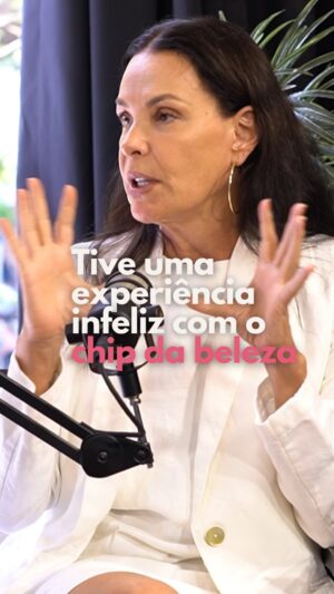 Carolina Ferraz Instagram - “Me entupiram de testosterona.”
No novo episódio do MenoTalks com @silviaruiz_ageless e @marilizpj l, @carolinaferraz conta sua experiência com o chamado “chip da beleza” _um implante hormonal que, no caso dela, causou efeitos colaterais indesejados.
Esse tipo de erro infelizmente é comum: muitas mulheres acabam recebendo doses excessivas de testosterona ao buscar ajuda para os sintomas da menopausa.
Embora algumas possam se beneficiar da testosterona, isso deve ser feito com cautela, exames e prescrição personalizada.
Uma reposição hormonal bem indicada tem como objetivo aliviar os principais sintomas da menopausa como fogachos, insônia, ressecamento vaginal e alterações de humor _ao restaurar o equilíbrio hormonal, especialmente do estrogênio.
Ouça o episódio completo agora no Spotify, YouTube ou na sua plataforma preferida.
Clique no link na bio para acessar. 👆🏻
#MenopausaSemFiltro #MenoTalks