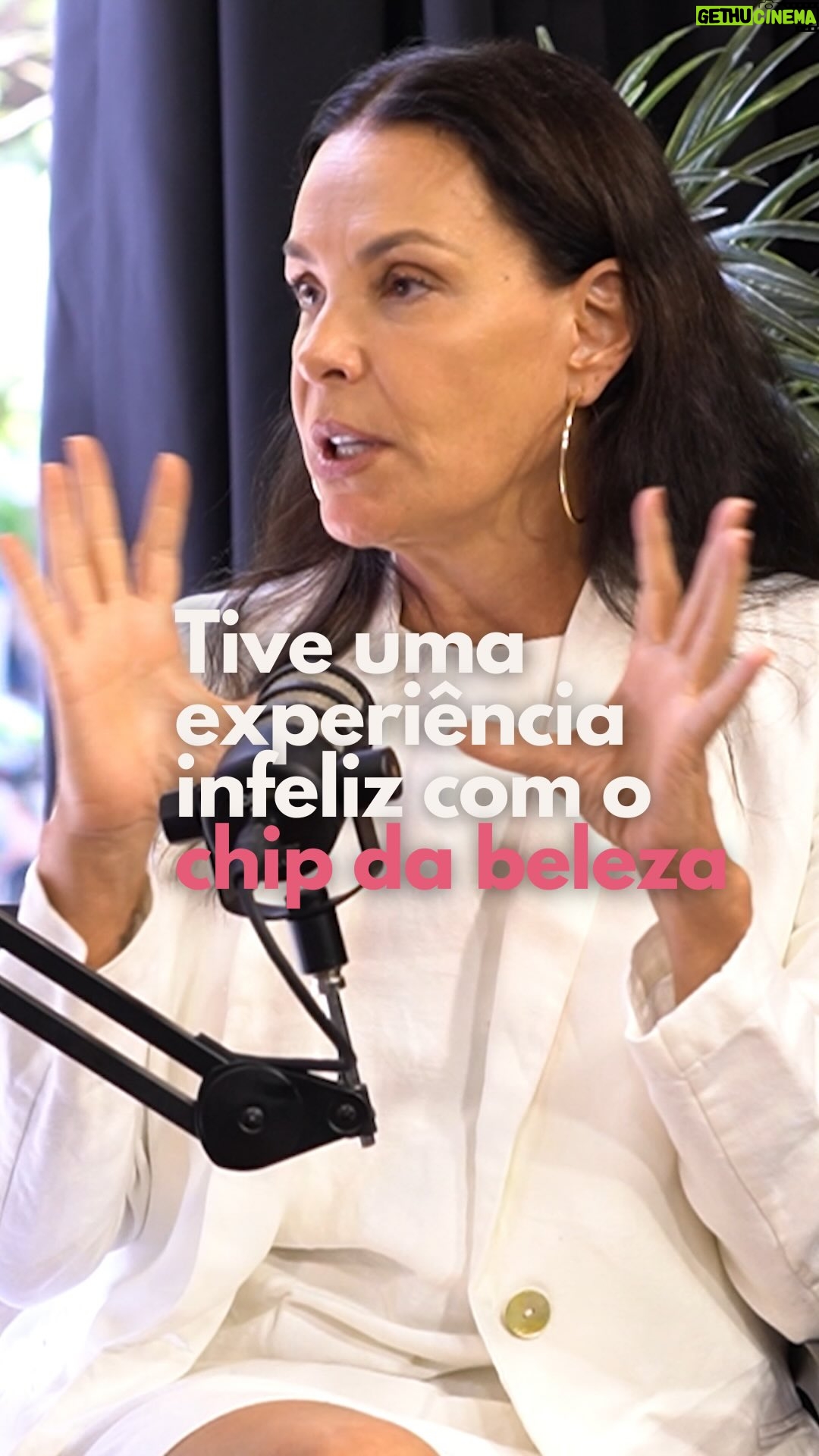 Carolina Ferraz - 31.6K Likes - “Me entupiram de testosterona.”
No novo episódio do MenoTalks com @silviaruiz_ageless e @marilizpj l, @carolinaferraz conta sua experiência com o chamado “chip da beleza” _um implante hormonal que, no caso dela, causou efeitos colaterais indesejados.

Esse tipo de erro infelizmente é comum: muitas mulheres acabam recebendo doses excessivas de testosterona ao buscar ajuda para os sintomas da menopausa.
Embora algumas possam se beneficiar da testosterona, isso deve ser feito com cautela, exames e prescrição personalizada.

Uma reposição hormonal bem indicada tem como objetivo aliviar os principais sintomas da menopausa como fogachos, insônia, ressecamento vaginal e alterações de humor _ao restaurar o equilíbrio hormonal, especialmente do estrogênio.

Ouça o episódio completo agora no Spotify, YouTube ou na sua plataforma preferida.
Clique no link na bio para acessar. 👆🏻
#MenopausaSemFiltro #MenoTalks