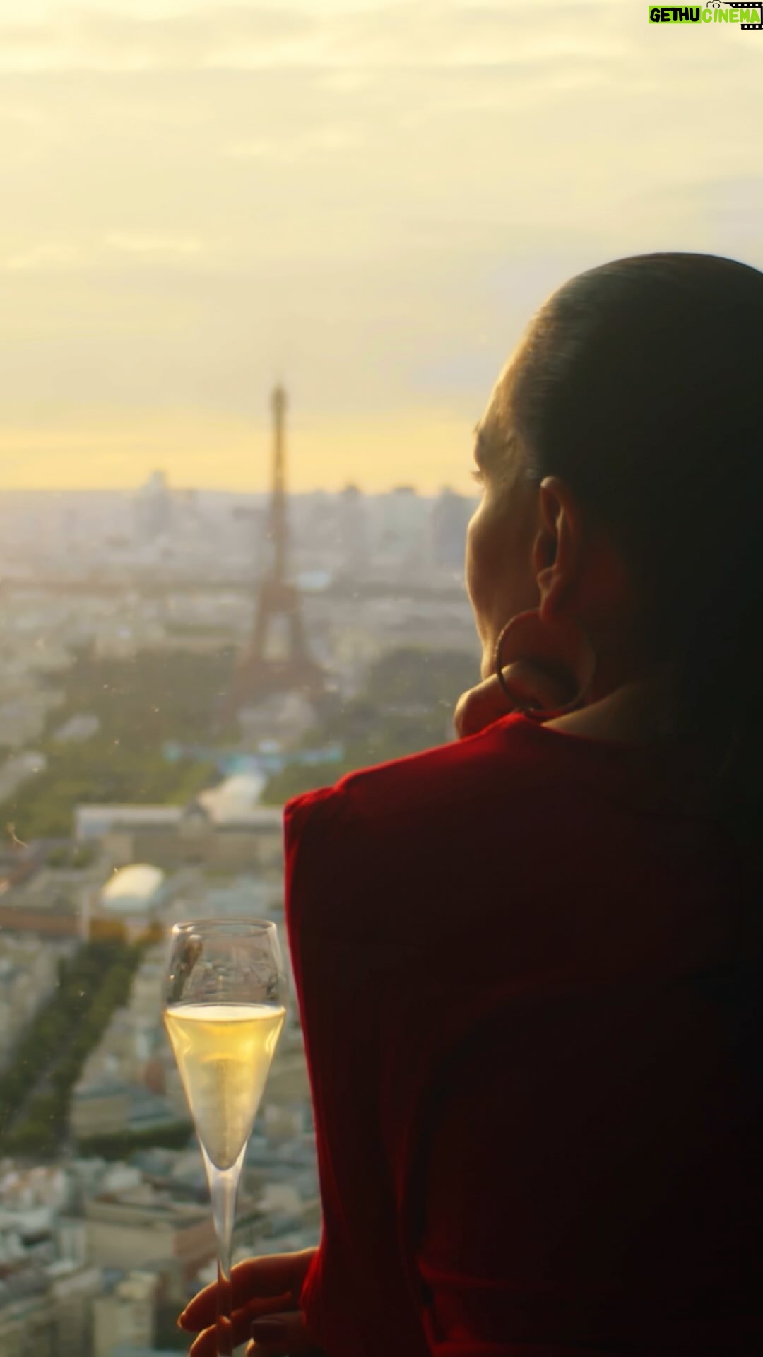 Carolina Ferraz - 27.6K Likes - Paris é a capital da moda e claro que passando por lá eu não poderia deixar de visitar uma galeria maravilhosa e garantir um look incrível pra mim! Uma das vantagens de pagar com meu Mastercard Black é que tenho cashback automático e ofertas especiais no exterior, além de ter acesso a experiências exclusivas. Assim fica ainda mais gostoso viajar, né? 
Au revoir, Paris!
@mastercardbrasil #Priceless #destinosquenãotempreço #publi