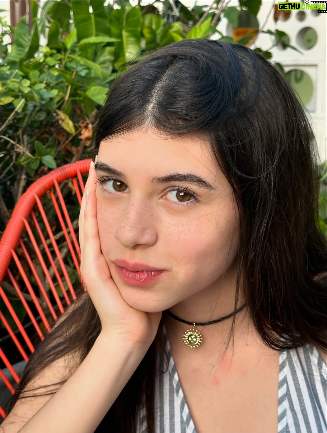 Carolina Mestrovic - 26.3K Likes - Princesa de mi vida..
Hace 14 años nos miramos por primera vez y mi vida cambió para siempre. Llegaste a llenarme de luz, de alegría, de vida, de enseñanzas y de infinito amor. Cada minuto al ladito tuyo es mi mayor bendición. 
Solo quiero que seas feliz, que sueñes grande, que te equivoques, rías y vuelvas a empezar, que le sigas regalando al mundo tu dulzura y tu sonrisa hermosa, que nunca pierdas esa pureza y bondad que hay en tu alma, que los días buenos te colmen de felicidad y que los no tan buenos te llenen de sabiduría para aprender de esta vida bella y aceptarla tal como es. Que dibujes mapas de aventuras que lleguen hasta el cielo y cuando bajes de las estrellas continúes pisando firme los caminos que debas recorrer segura de ti, de tu esencia y de tu ser.
Nunca olvides lo maravillosa y única que eres!
Te amo con toda mi alma desde siempre y para siempre…
Feliz cumpleaños mi vida!!
❤️