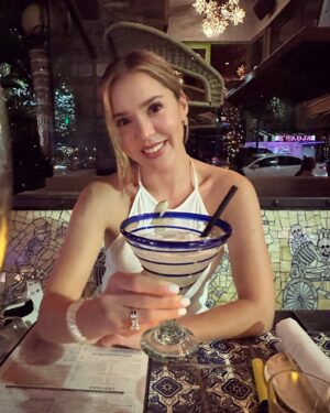 Carolina Mestrovic Instagram - Que lindo estuvo!! Feliz aniversario mi amor!! Gracias por tu amor, por ser mi mejor amigo y el mejor esposo del mundo! Por cuidarme y hacerme feliz!! Te amooo!! Y espero sigamos celebrando siempre nuestro camino juntos!!❤️